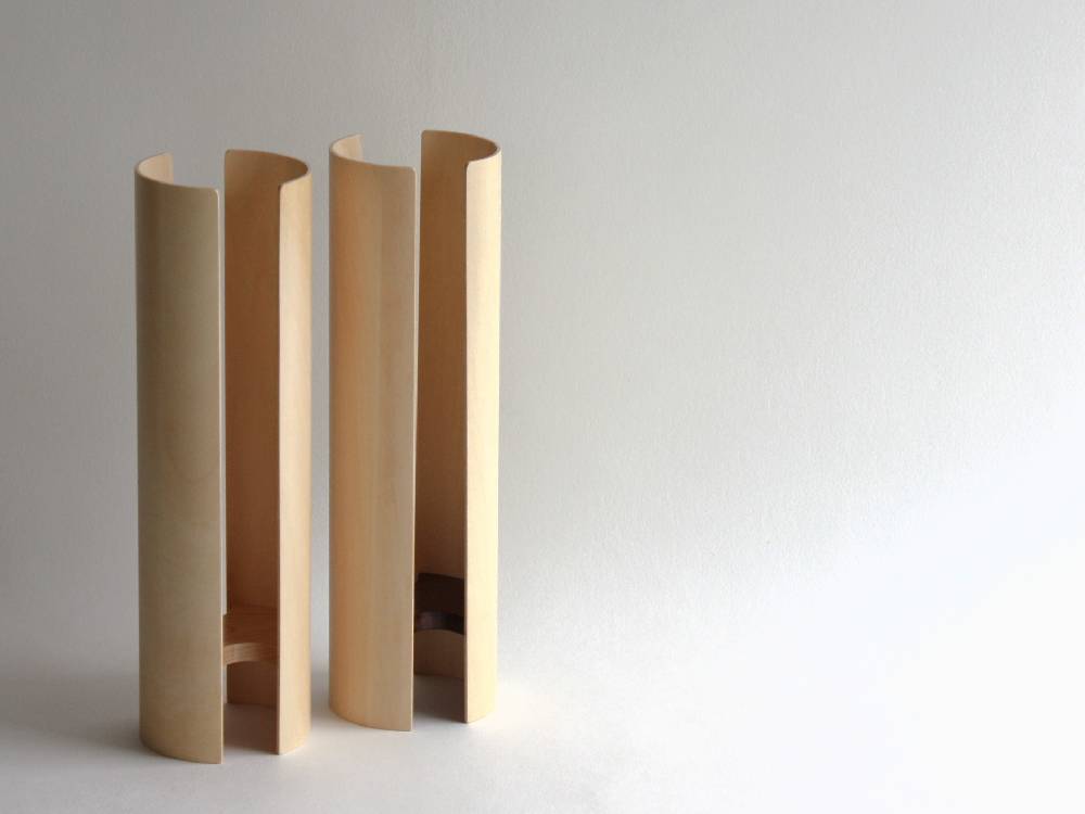 タカハシ産業の円柱型トイレットペーパーホルダー。シナプライウッド側面とメイプルまたはウォルナット木製ベースを使用し、ウレタン塗装仕上げのナチュラルデザイン