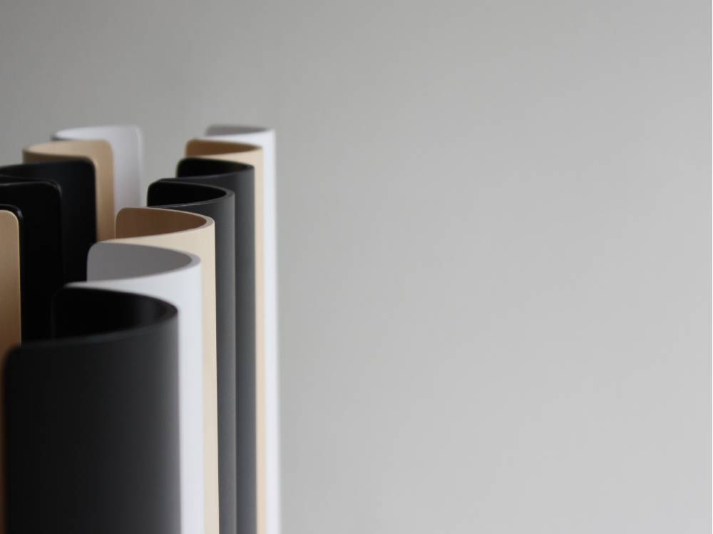 タカハシ産業製の日本製トイレットペーパーホルダー。シナプライウッドと楓または胡桃材を使用したナチュラルなデザイン、サイズは幅130mm×奥行130mm×高さ450mm