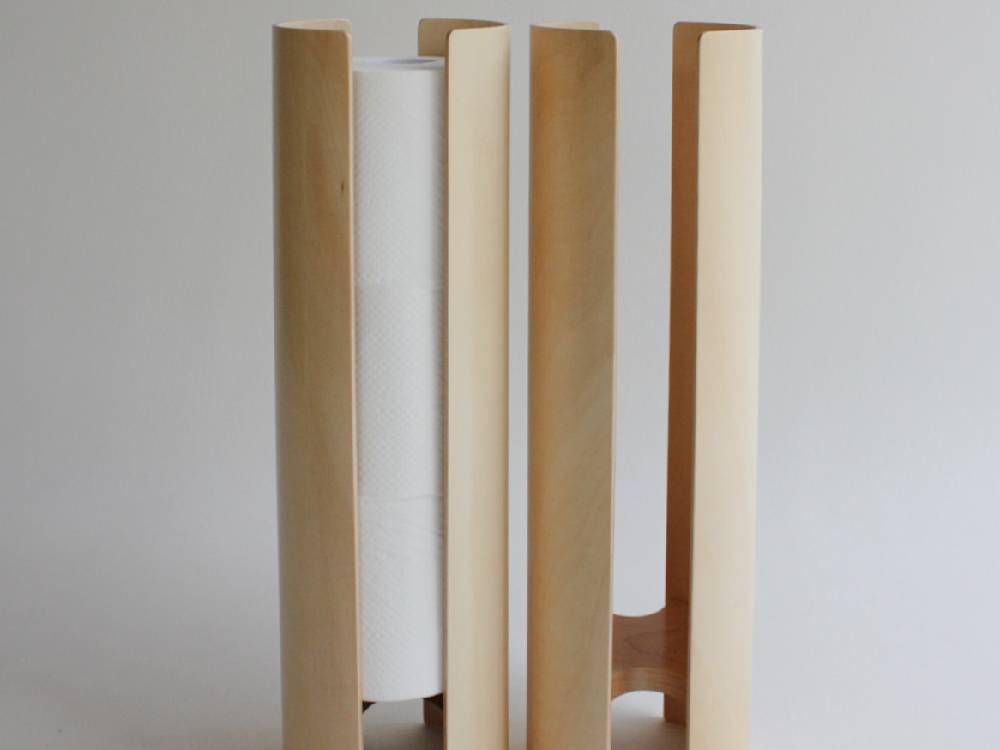 【タカハシ産業】木製トイレットペーパーホルダー。シナプライウッドの側面と楓または胡桃のベースを使用し、ウレタン塗装仕上げのスタイリッシュなデザイン。