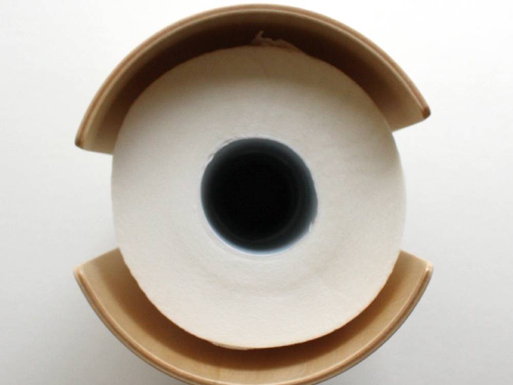 タカハシ産業のシナプライウッド製トイレットペーパーホルダーにトイレットペーパーがセットされている様子