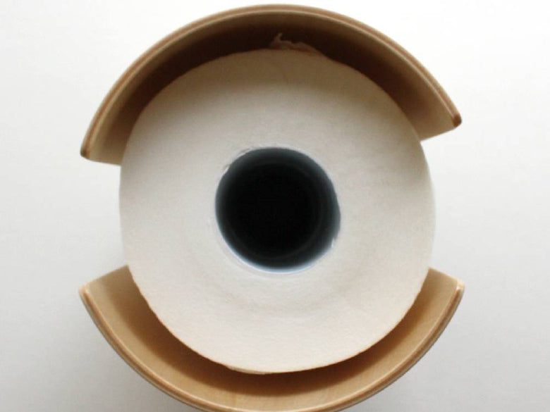 タカハシ産業のシナプライウッド製トイレットペーパーホルダーにトイレットペーパーがセットされている様子