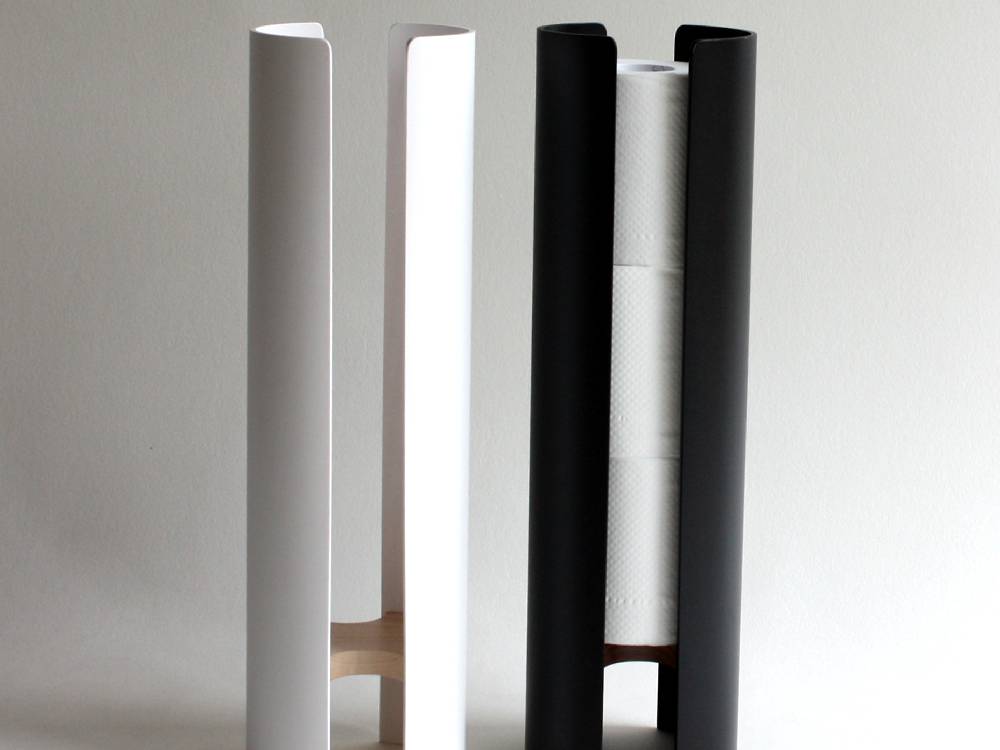 タカハシ産業のナチュラルトイレットペーパーホルダー。シナプライウッドの側面とメイプルまたはウォルナットのベースを組み合わせたデザイン。