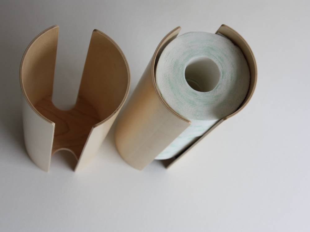 タカハシ産業のシナプライウッド製トイレットペーパーホルダーにトイレットペーパーがセットされている様子