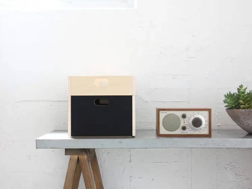 MOHEIMのシナ合板製収納リンデンボックスとオーディオ機器が並んだ画像