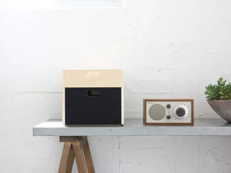 MOHEIMのシナ合板製収納リンデンボックスとオーディオ機器が並んだ画像