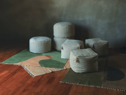 グレーのリネン混合パッチワークカバーを使用したアデペシュ フレンチリネンビーズクッション