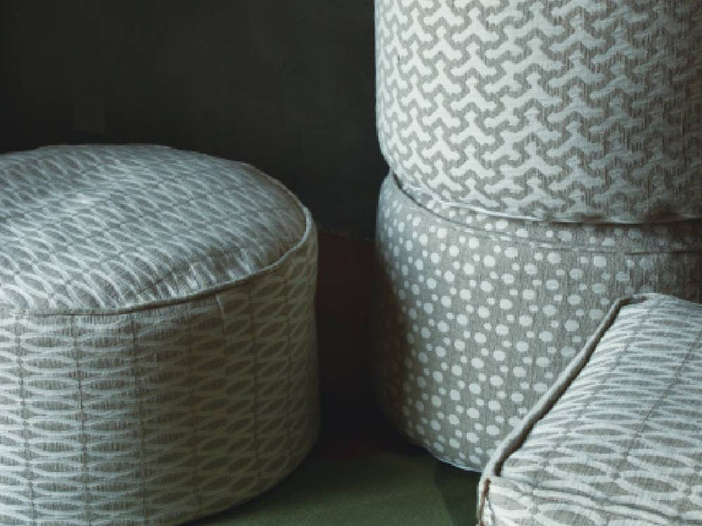 アデペシュ製のグレーとシルバーのリネンビーズクッションとオットマン。織物パターンが施されたソファ用家具セット。