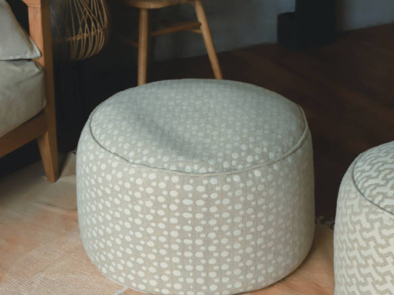 アデペシュの灰色リネンビーズクッション、パターン入りカバーが特徴的