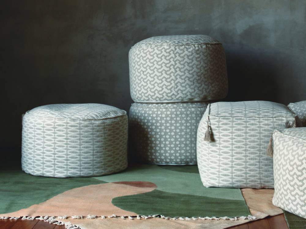 灰色のアデペシュオットマン、リネンと籐素材を使用したデザインクッション