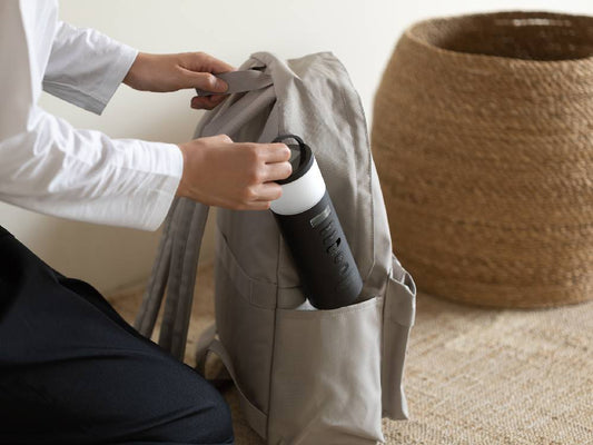 木の床の上にバッグとリネンが置かれた写真