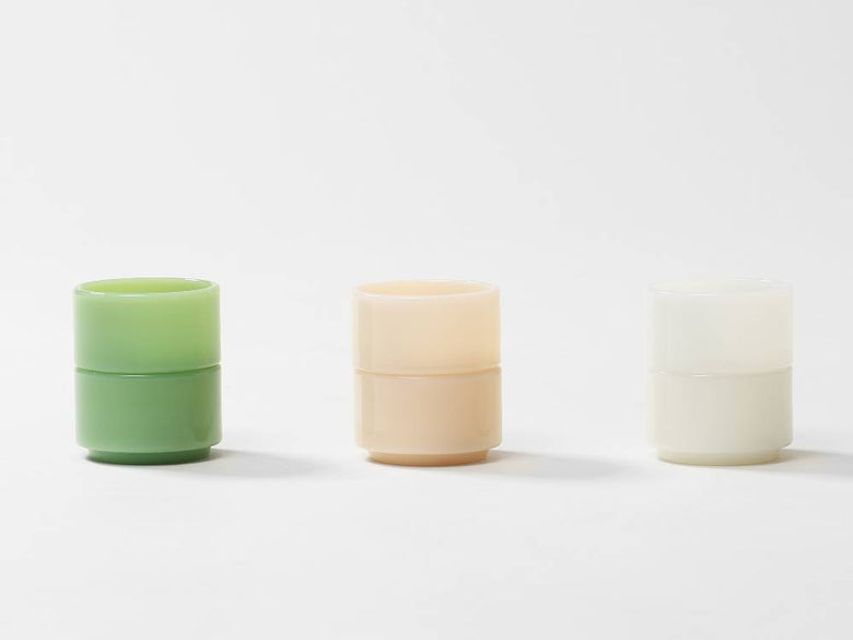 イデアコのミルクガラスミニボウル2点セット。白色の円筒形デザイン