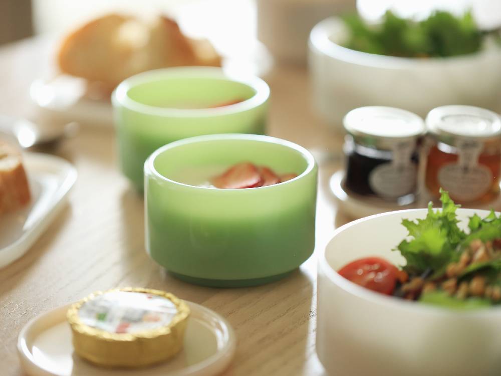 【ideaco】ホウケイ酸ガラス製のミルクグラスミニボウル2個セット。白色の透明な丸型ボウルが並んでいる