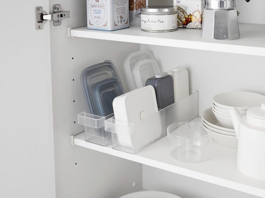 キッチンの冷蔵庫内に配置された銀色の「タワー」冷蔵庫中収納ケース。棚に整然と並べられた収納ケースが紙パックドリンクを効率的に収納しています。