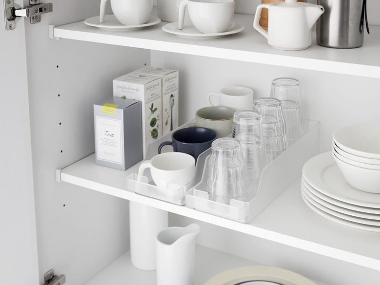 キッチンのグレーカラーの棚に置かれた「タワー」冷蔵庫中缶ストッカー。缶を整理整頓するためのキッチン収納家具としてインテリアに調和しています。