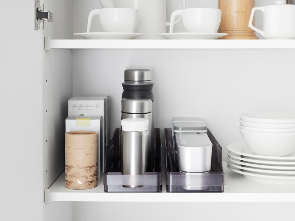 キッチンの棚に置かれた灰色のタワー型冷蔵庫中缶ストッカー、ポリスチレン製でシンプルなデザイン