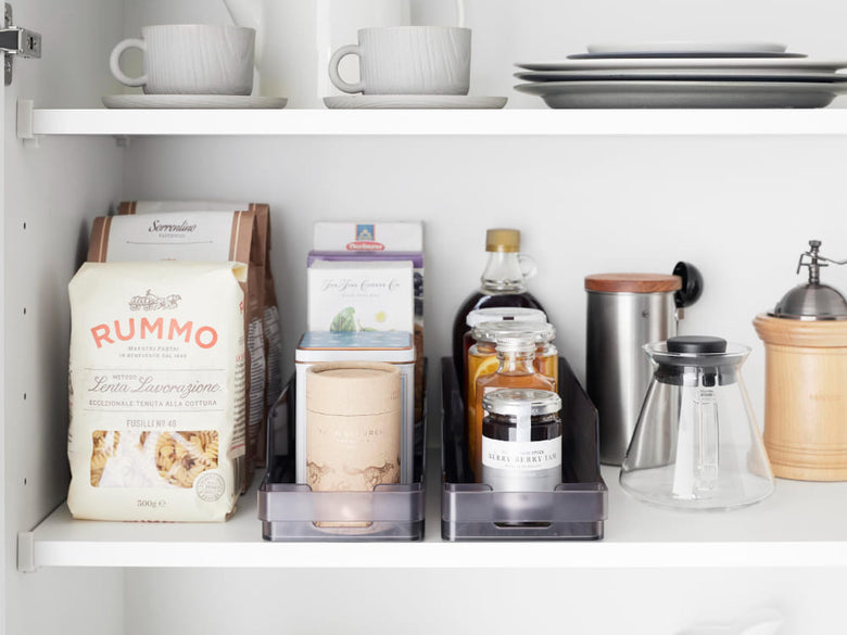 タワー冷蔵庫中缶ストッカーが冷蔵庫の棚に置かれ、複数の缶が整理されている様子