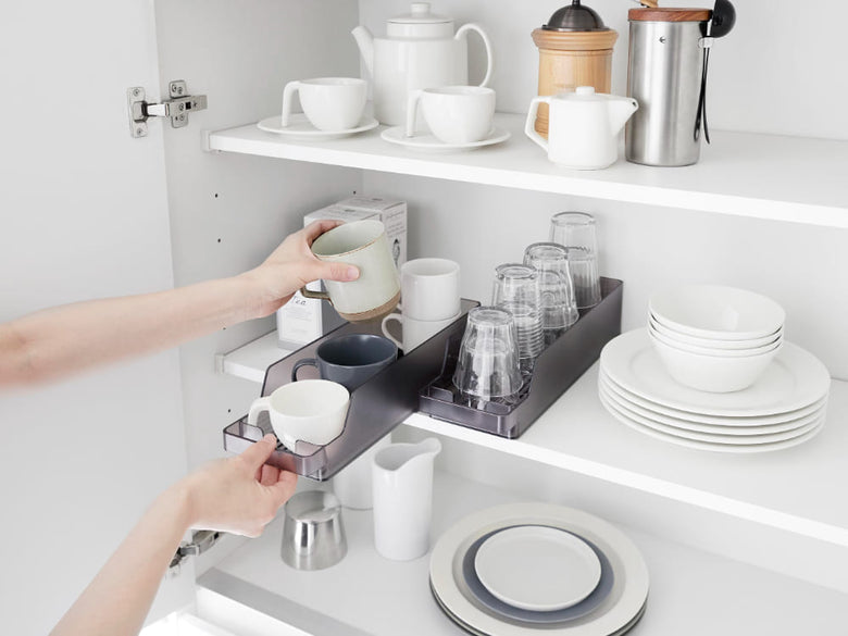 タワー冷蔵庫中缶ストッカー。ポリスチレン製で冷蔵庫内の棚に設置できる缶収納ラック、サイズW37.5×D11.3×H8.2cm