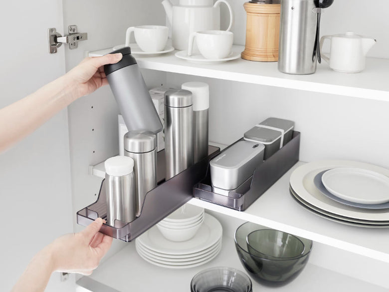 タワー型冷蔵庫用中缶ストッカー。ポリスチレン製で12本の缶を整理して収納可能なキッチン用収納棚