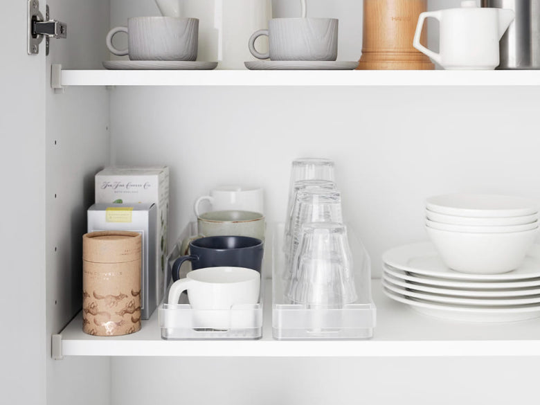 冷蔵庫内の棚に設置された【タワー】冷蔵庫中缶ストッカー。ポリスチレン製で12本の缶を整理収納可能なキッチン用収納用品。