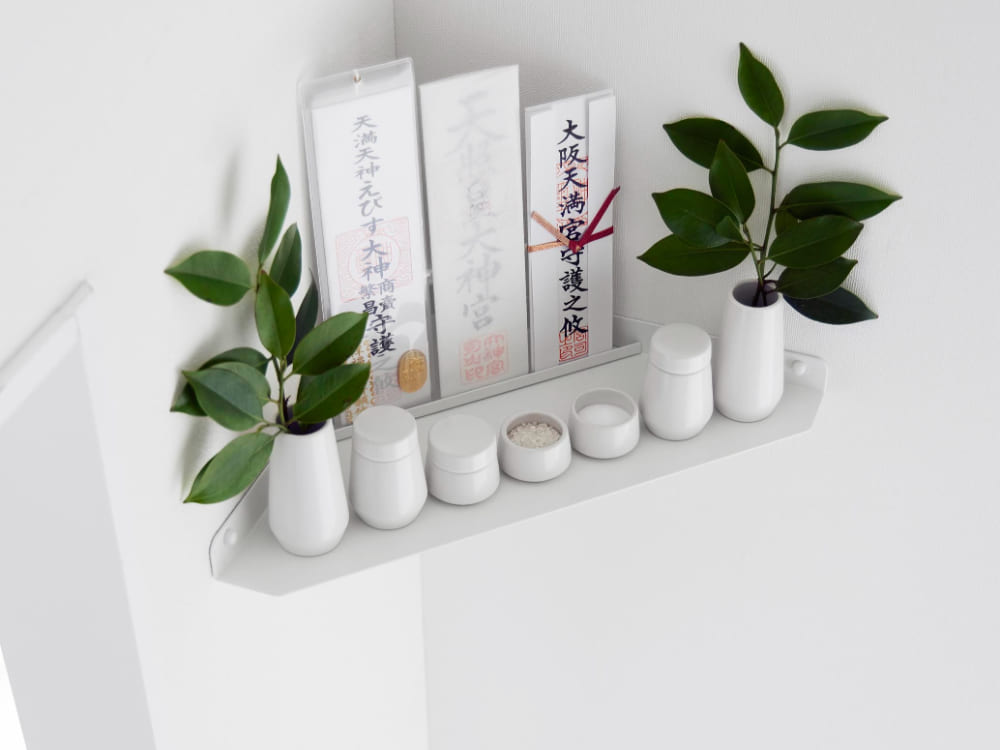 スチール製タワーウォールコーナー神棚に花鉢や陶器の花瓶が配置されたデザイン