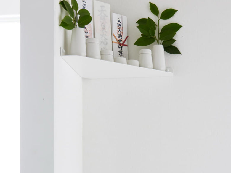 タワーウォールコーナー神棚と共にシェルフに置かれた花瓶、鉢植え、書棚、オフィス用品の画像