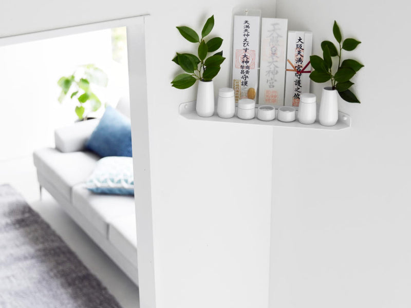 壁コーナーに設置された【tower / タワー】ウォールコーナー神棚と花瓶、観葉植物が飾られたインテリア