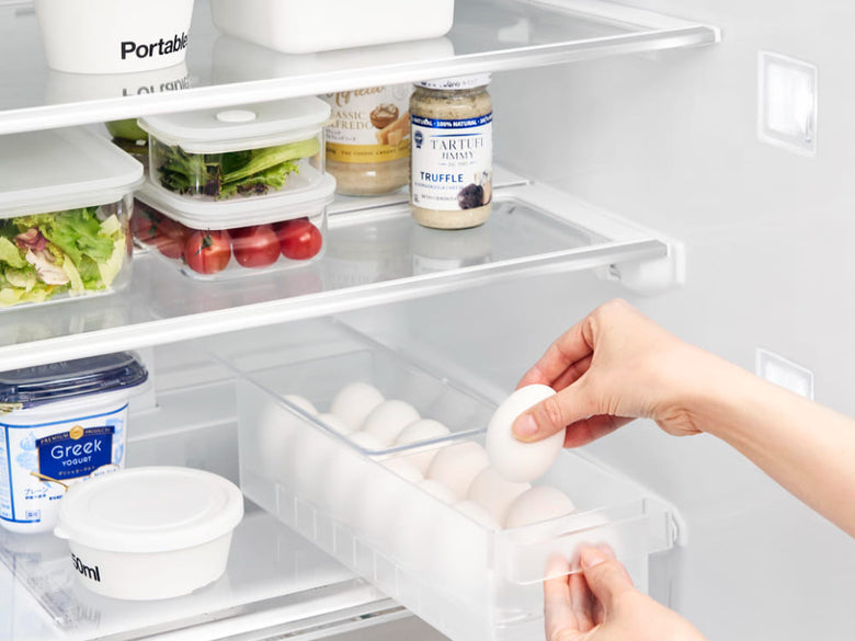 冷蔵庫の棚に置かれた【tower / タワー】中蓋付き卵ケース。14個の卵を収納可能なポリスチレン製