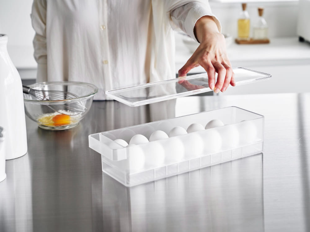 冷蔵庫用タワー型蓋付きポリスチレン製卵ケースと14個の卵を収納した卵トレー