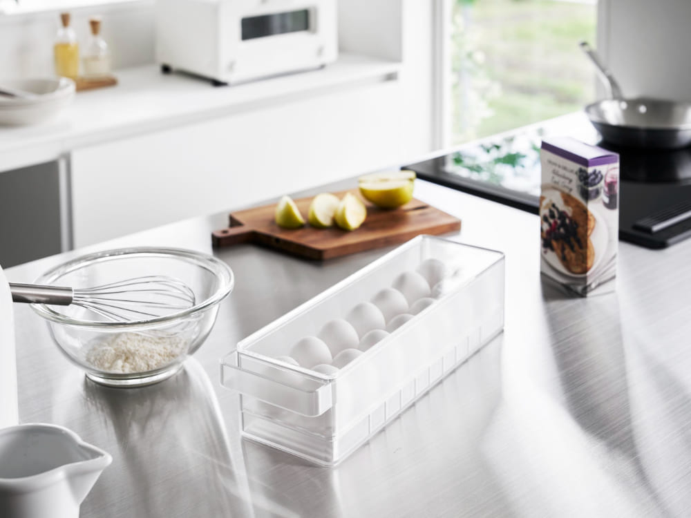 タワー冷蔵庫中蓋付き卵ケースに卵が収納された冷蔵庫内の様子