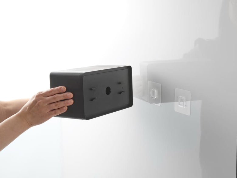 ABS樹脂製のタワー型フィルムフッククレンジングタオルケース。フィルムフックが2つ付いており、クレンジングタオルやティッシュペーパーを収納可能。耐荷重500g。