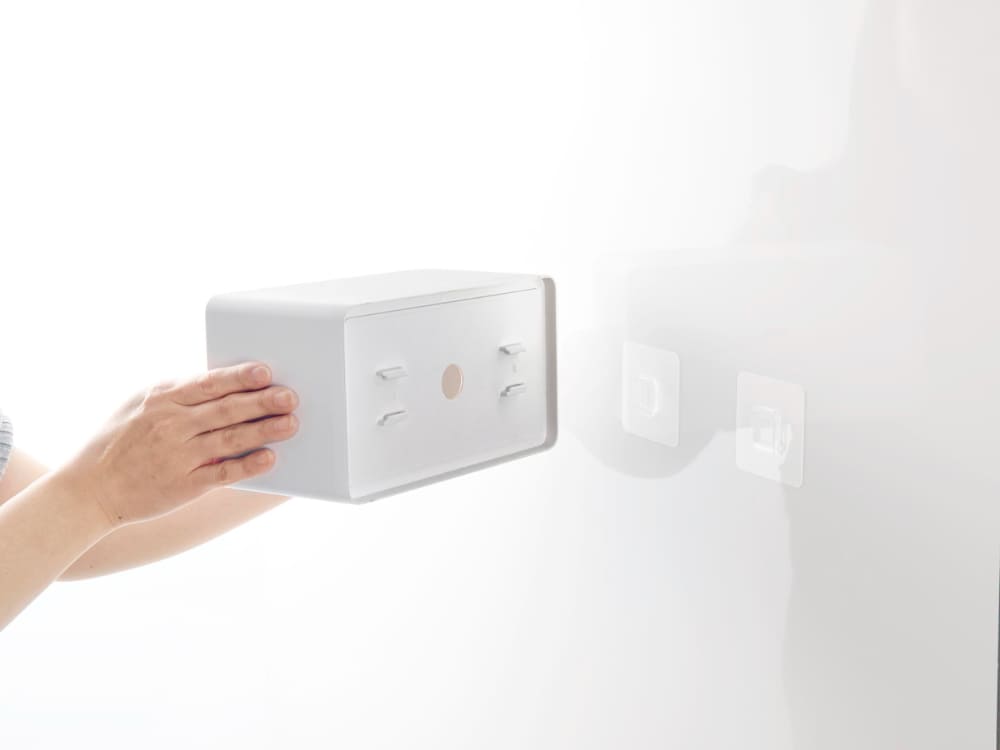 タワー式フィルムフッククレンジングタオルケースが壁の電源ソケットに取り付けられている電子機器