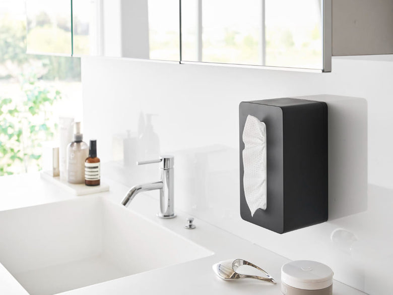 白いセラミック洗面台にシルバーの蛇口やハンドドライヤー、石鹸ディスペンサーが設置され、タワー式フィルムフッククレンジングタオルケースが配置されたバスルーム