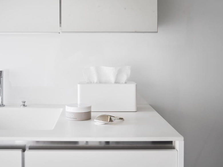 白いキッチンシンクと蛇口が配置されたモダンなバスルームインテリア