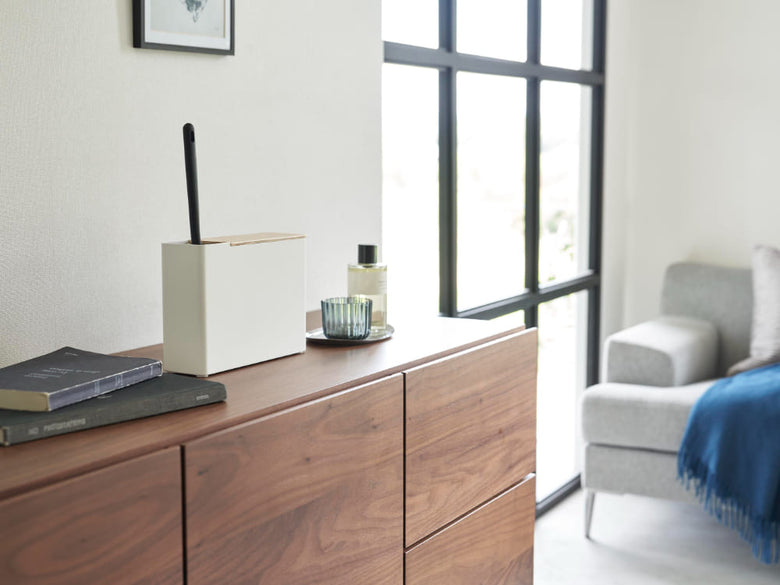 リンの替えモップ入れ付きハンディーワイパースタンド。スチールと天然木積層合板で作られ、ハンディーワイパーと6本の替えモップをコンパクトに収納できるデザイン。家庭やオフィスでの清掃に最適