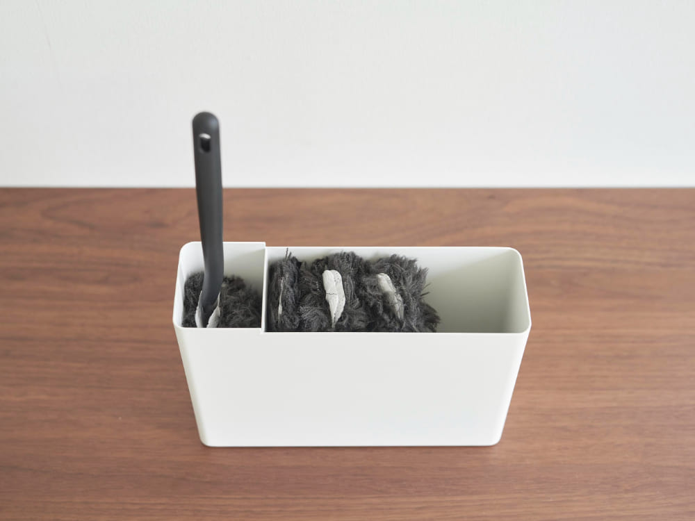 リン替えモップ入れ付きハンディーワイパースタンド。スチール製の本体に天然木蓋が付いており、ハンディーワイパーと6本の替えモップを整理して収納できます。キッチンや掃除スペースに便利な家庭用収納用品。