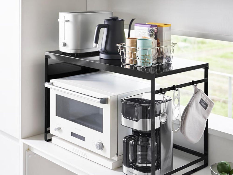 スチールパネル付きタワー型レンジラックがキッチンのカウンター上に配置されている様子