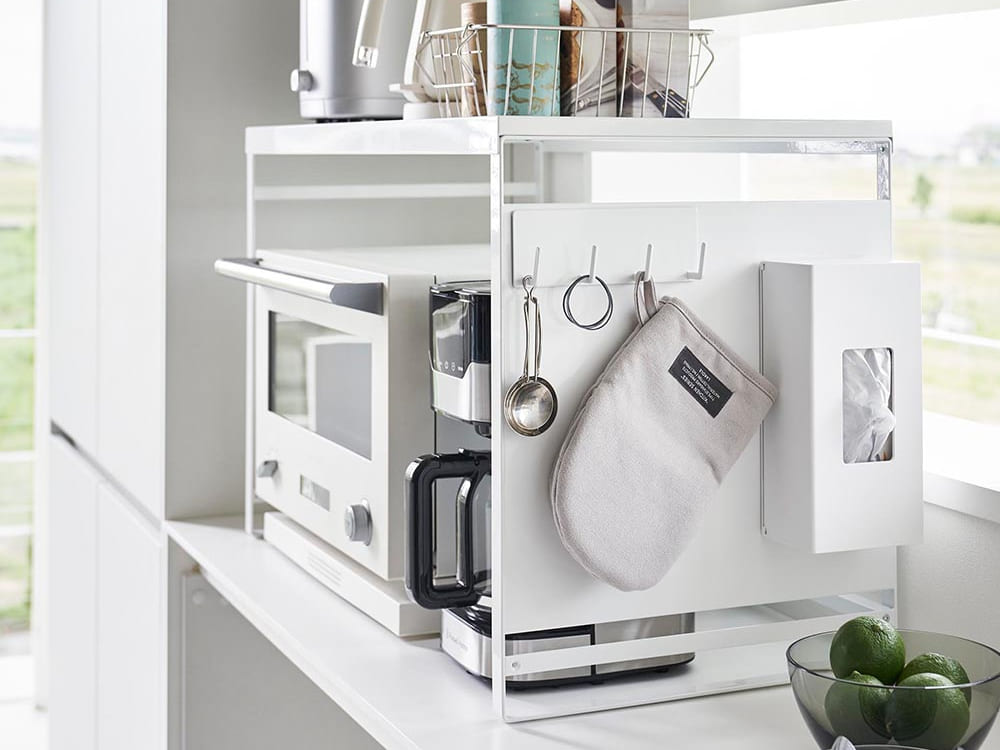 キッチンに設置されたタワー スチールパネル付きレンジラックが棚やカウンタートップと共に配置され、モダンなインテリアデザインを演出しています。