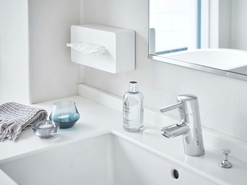 浴室の洗面台上に置かれたタワータイプのティッシュケース、ABS樹脂製でシンプルなデザイン