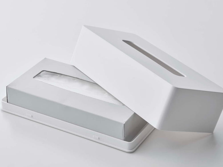 レギュラーサイズのタワー型プラスチック製ティッシュケースに紙ティッシュが入っている