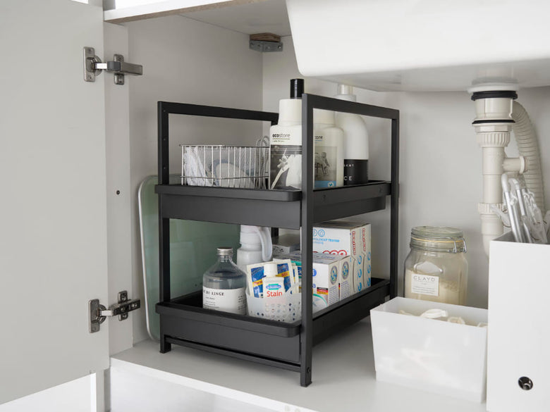 バスルームのシンク下に設置されたタワー型スライドラック、引き出し付きのスチールキャビネット