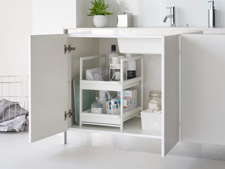 灰色のシンク下に設置されたタワー型浴室キャビネット、スライド式の引き出しと複数の棚を備えたインテリア家具