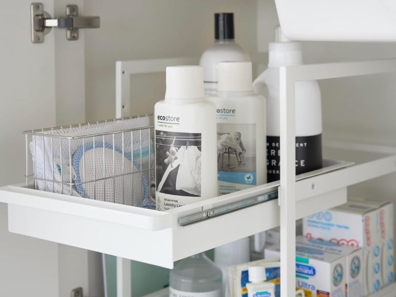 シンク下に設置されたタワーシンク下スライドラックのスチール製収納棚と引き出し