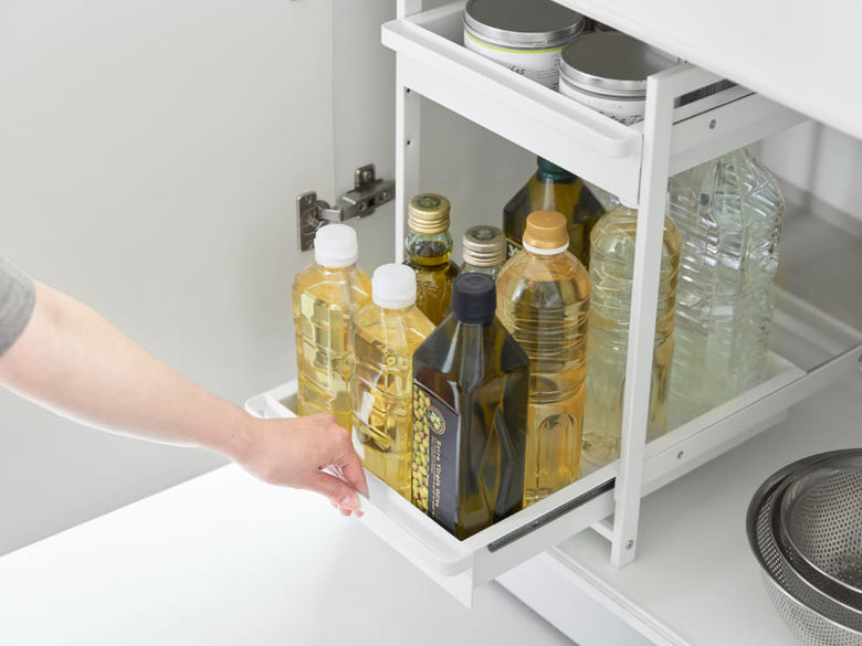 キッチンのシンク下に設置されたタワーシンク下スライドラック。スチール製の引き出しが整然と並び、収納力の高いインテリア。