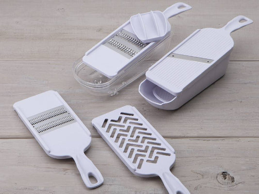 セレクト100調理器セットに含まれるスライサー、せん切り器、おろし器などの各種調理器具が並んだ写真