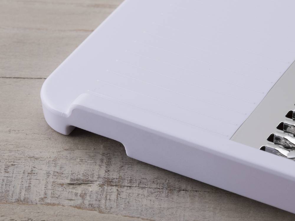 プラスチック製の【SELECT100】せん切り器がトレー上に置かれている様子