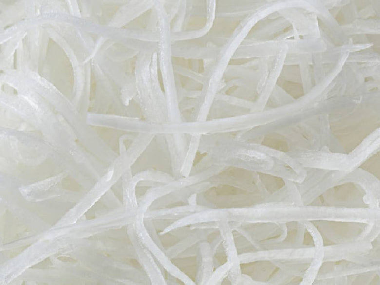 セレクト100せん切り器を使って切られたライスヌードル