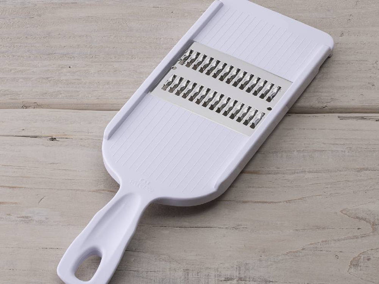 SELECT100せん切り器。プラスチックとステンレススチールで作られたキッチン用の切断ツール