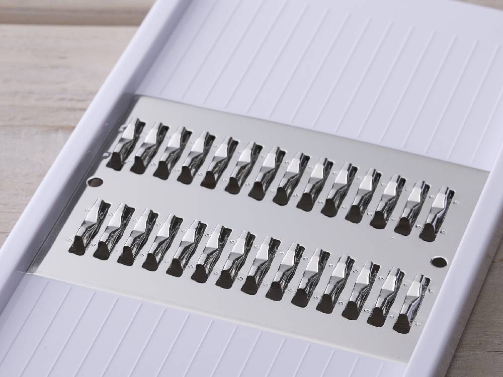 プラスチック製本体とステンレススチールの刃が特徴の【SELECT100】せん切り器の正面図