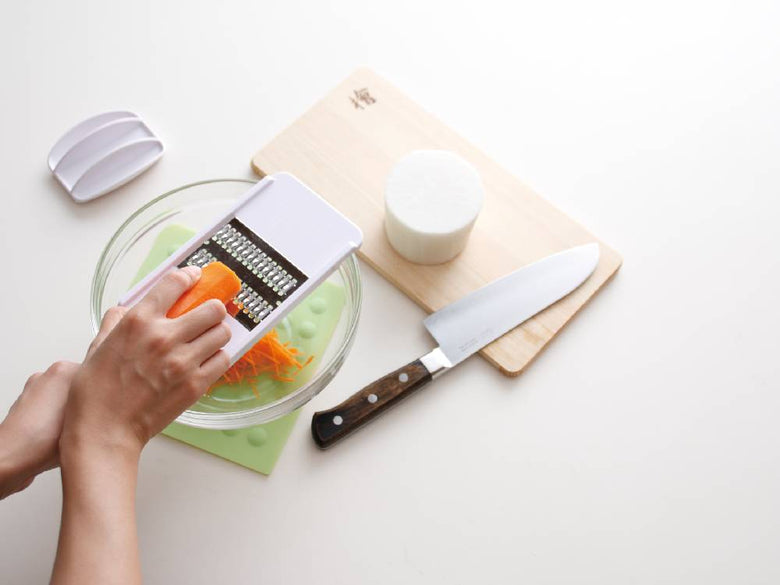 SELECT100 せん切り器。ABS樹脂とステンレススチール製で耐熱100℃対応、食器洗い乾燥機使用可能なキッチン用切り器
