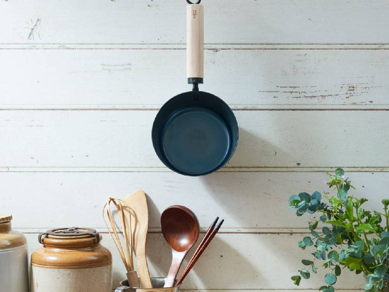 藤田金属の「今日を元気にするお味噌汁パン」。木製持ち手が付いたIH・ガス火対応の鉄製調理器具。